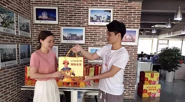 中秋节月饼分发-信鼎幕墙