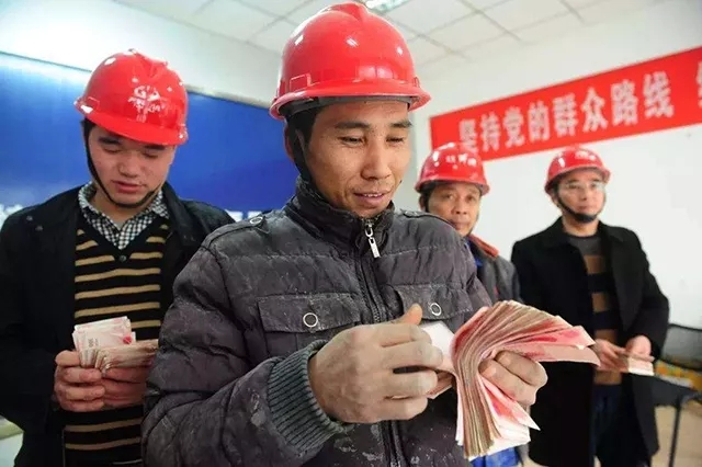 工人拿到钱开心的样子-信鼎幕墙
